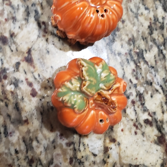 Like new pumpkin salt and pepper shakers - Picture 2 of 4